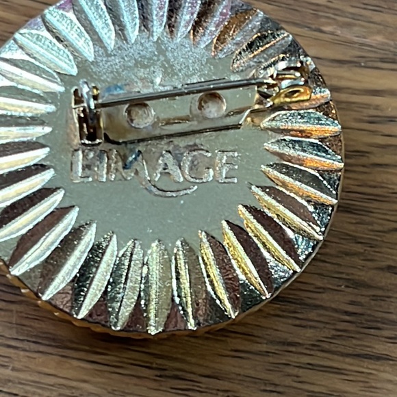 Large faux pearl brooch set in twisted gold tone frame 1980s minimalist - Picture 6 of 9